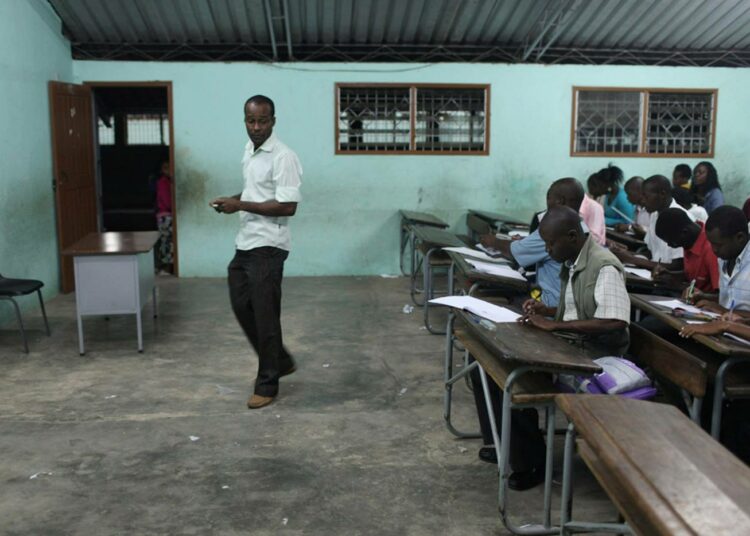 Kuvan yhdeksäsluokkalaiset käyvät koulua iltavuorossa Escola Primaria do Triunfon koulussa Maputossa. Mosambik on Afrikan kärkimaita koulutukseen satsaamisessa, mutta luokkakoot ovat yhä suuria, keskimäärin 66 oppilasta yhtä opettajaa kohden.