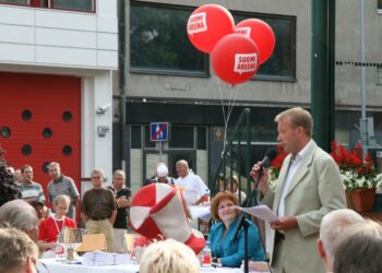 –Kannatamme teatteritalon peruskorjaamista, vaikka Porin kaupungilla on paljon muitakin korjauksen tarpeessa olevia rakennuksia, sanoi Vasemmistoliiton valtuustoryhmän puheenjohtaja Juha Sandberg. Hänen vieressä valtuuston puheenjohtaja Krista Kiuru (sd.).
