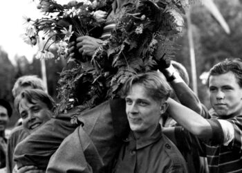 Emil Zatopek kannettiin kultatuolissa SDNL:n kisaleiriin.