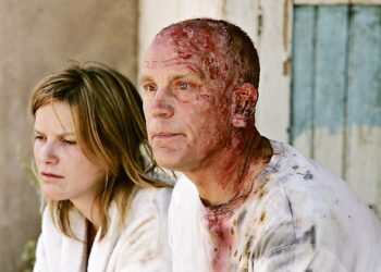 Häpeäpaalu on J.M. Coetzeen romaaniin perustuva draama apartheidin jälkeisestä Etelä-Afrikasta. Kuvassa John Malkovich ja Jessica Haines.