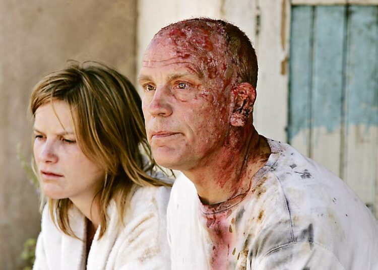 Häpeäpaalu on J.M. Coetzeen romaaniin perustuva draama apartheidin jälkeisestä Etelä-Afrikasta. Kuvassa John Malkovich ja Jessica Haines.