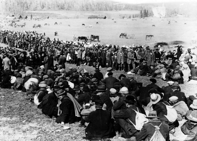 Lahden Fellmanin pellolle koottiin huhti-toukokuussa 1918 yli 20 000 punavankia. He joutuivat viettämään pellolla lähes viikon ennen kuin siirtäminen Hennalan kasarmialueelle alkoi.