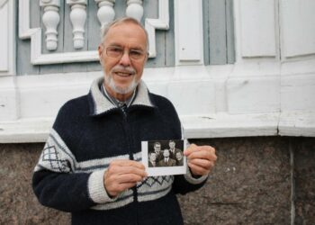 Heikki Kauppinen ja Pertti Metsärinteen orkesteri puolen vuosisadan takaa; siinä kuvassa klarinetisti Kauppinen on takarivissä oikealla.