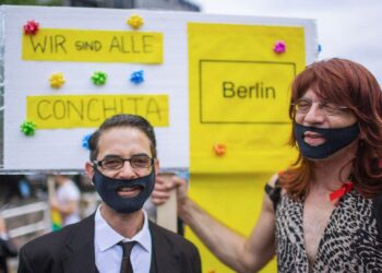 Sunnuntaina, jolloin vietettiin kansainvälistä homo- ja transfobian vastaista päivää. Kuvassa saksalaisia conchita wursteja.