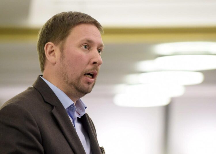 Vasemmistoliiton puheenjohtaja Paavo Arhinmäki huomauttaa hallituksen tarvinneen opposition apua saadakseen kantansa läpi.