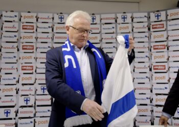 Hans Backe Palloliiton tiedotustilaisuudessa Helsingissä 12. elokuuta.