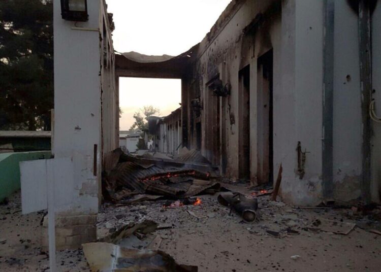 Lääkärit ilman rajoja -järjestön välittämä kuva ilmapommituksen aiheuttamista tuhoista sen sairaalassa Kunduzissa lauantaina.