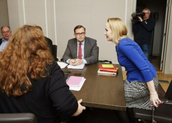 Posti- ja logistiikka-alan unionin (PAU) puheenjohtaja Heidi Nieminen (vas), valtakunnansovittelija Minna Helle (oik.) ja Palvelualan työnantajaliiton Paltan varatoimitusjohtajaa Tuomas Aarto (kesk.) valtakunnansovittelijan toimistossa 2. lokakuuta.
