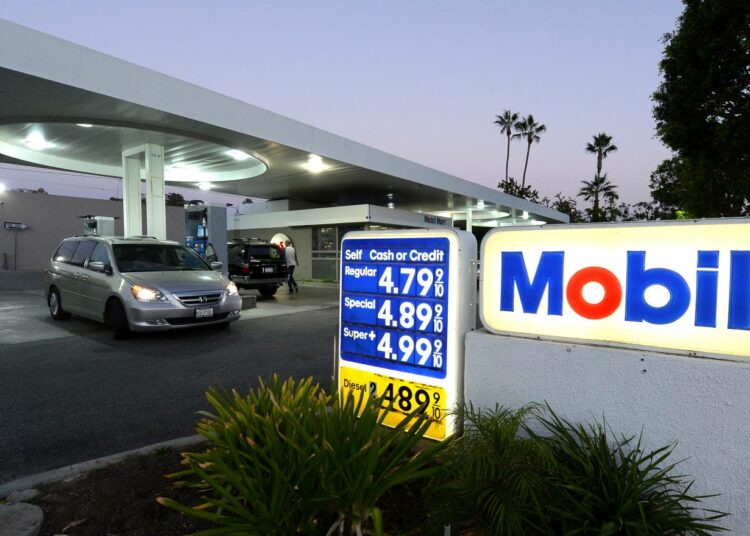 ExxonMobilin huoltoasema Los Angelesin lähellä vuonna 2012.