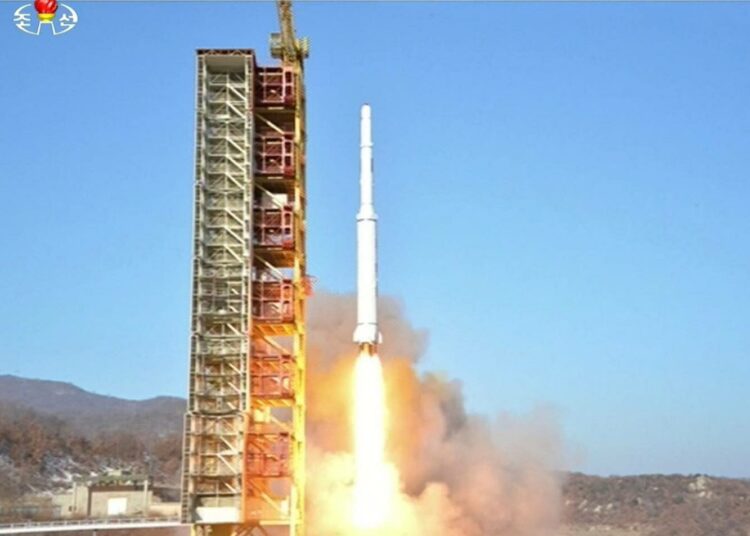 Pohjois-Korean television kuvaa raketin laukaisusta viikko sitten.