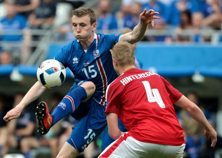 Rakastuimme Islannin maajoukkueeseen, koska se herätti meissä toivon. Ehkä Huuhkajatkin jonakin päivänä. Kuva EM-kisojen ottelusta Islanti-Itävalta.
