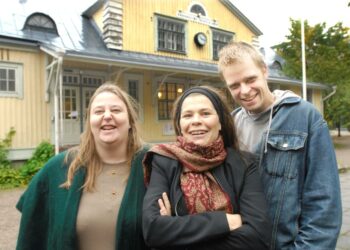 Sade ja tuuli piiskaavat Pasilan Rauhanasemaa, mutta Rauhanliiton toiminnanjohtaja Laura Lodeniusta (vas.), Ulla Tarvaista ja Tuomas Urhoa naurattaa. Eikä syyttä. Tällä viikolla juhlitaan satavuotiasta suomalaista rauhanliikettä.