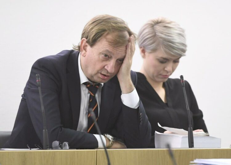 Kokoomuksen Harry Harkimo kansanedustaja Susanna Kosken kanssa eduskunnan täysistunnossa viime viikolla.