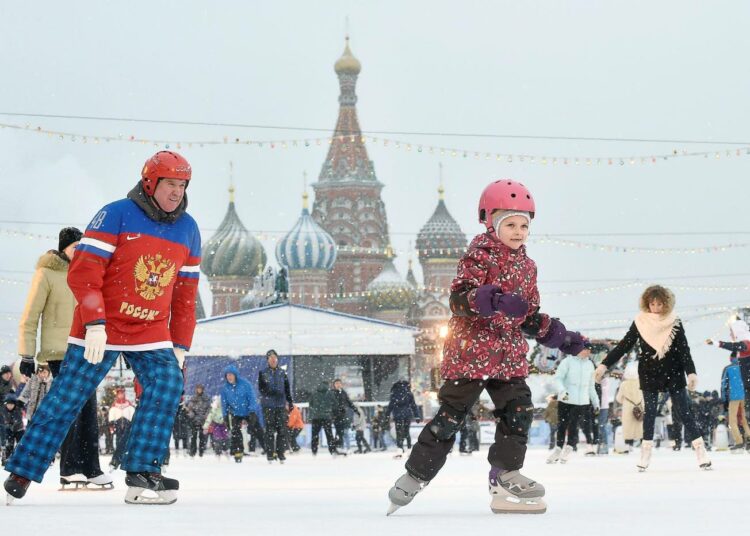 Kirjoittajan mukaan venäläiseen ihmiseen ja venäläiseen kulttuuriin kannattaa tutustua. Kuvassa luistelijoita Punaisen torin luistinradalla, Moskovassa.