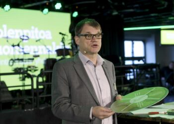 Pääministeri Juha Sipilä kuntavaalikakkaran kanssa Viking Gabriellalla.