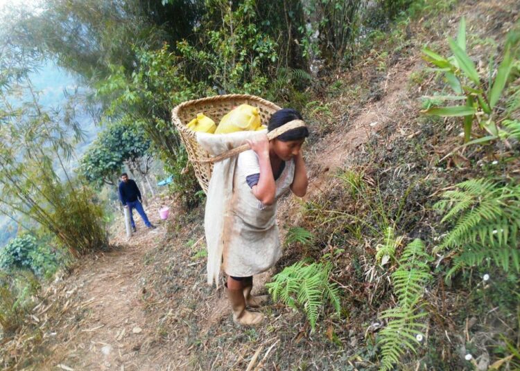 Pula vedestä koettelee Sikkimissä kovimmin naisia, koska vedenhaku on yleensä heidän tehtävänsä.