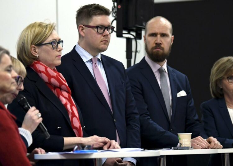 Kansanedustajat Päivi Räsänen, Aino-Kaisa Pekonen, Tuula Haatainen,  Antti Lindtman, Touko Aalto ja Anna-Maja Henriksson kertoivat opposition tekemästä sote-välikysymyksestä.