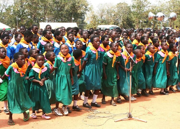 Tyttöjen kouluttaminen on avain Afrikan väestönkasvun hillitsemisen. Kuvan tytöt opiskelevat Malawissa.