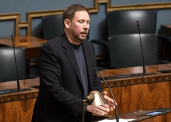 Paavo Arhinmäki arvostelee voimakkaasti Suomen hallitusta aseviennin sallimisesta sotaakäyviin maihin ihmisoikeuksista piittaamatta.