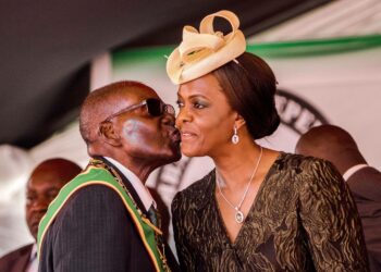 Robert ja Grace Mugabe huhtikuussa otetussa kuvassa.