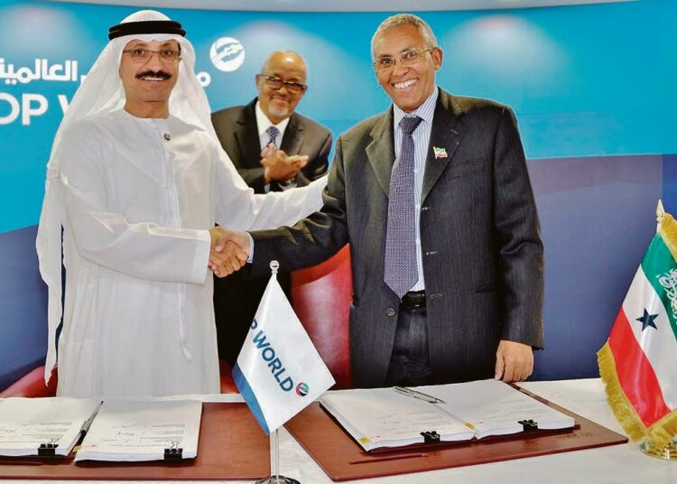 Dubailaisen satamayhtiön DP Worldin johtaja Sultan Ahmed bin Sulayem (vas.)ja Somalimaan entinen presidentti Ahmed Mohamud Silanyo allekirjoittivat sopimuksen Berberan satamahankkeesta syksyllä 2016.