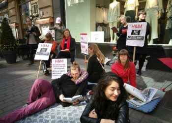Flash mob -tempaus järjestettiin Aleksanterinkadulla Helsingin ydinkeskustassa.