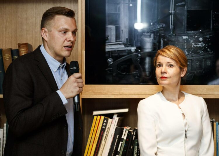 Tutkija Mari K. Niemi ja Topi Houni Media ja populismi -kirjan julkistustilaisuudessa maanantaina.