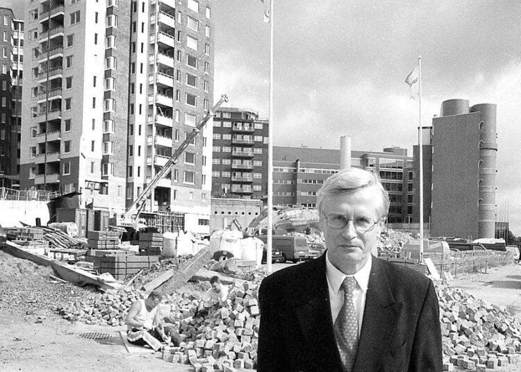 Rakennusliiton puheenjohtaja Pekka Hynönen Lintulahden asuntoalueen työmaalla Helsingin Sörnäisissä vuonna 2000.
