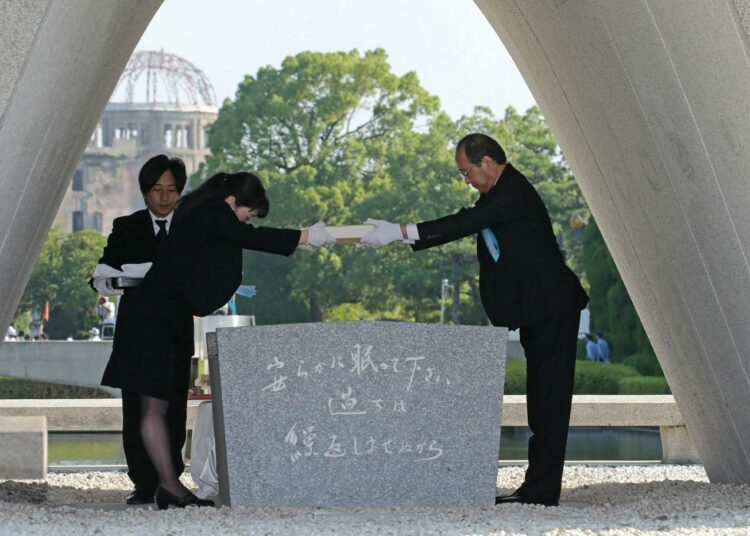 Hiroshimassa juhlistettiin maanantaina atomipommin pudottamisen 73. vuosipäivää. Oikealla Hiroshiman pormestari Kazumi Matsui.