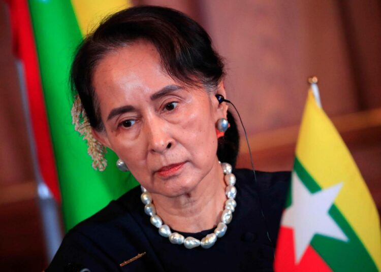 Aung San Suu Kyi lehdistötilaisuudessa Tokiossa lokakuussa.