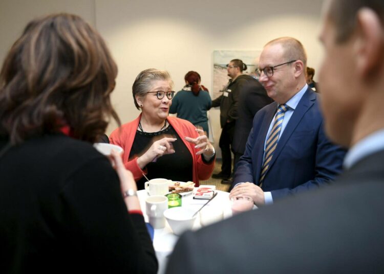 PAMin puheenjohtaja Ann Selin ja SAK:n puheenjohtaja Jarkko Eloranta SAK:n edustajiston kokouksessa torstaina.