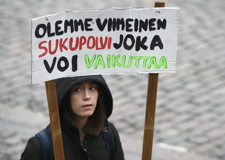 Mielenosoittaja Helsingin Senaatintorilla ennen kansainvälisen nuorten ilmastolakon marssia.