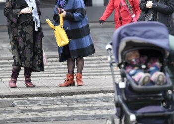 Epävarmuus omasta eliniästä, lisääntyvä vapaa-aika sekä lisätulot ovat syitä joiden vuoksi ihmiset hakeutuvat osittaiselle eläkkeelle.