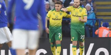 Norwichin Max Aarons ja Teemu Pukki juhlivat maalia ottelussa Leicesteriä vastaan viime viikonloppuna.