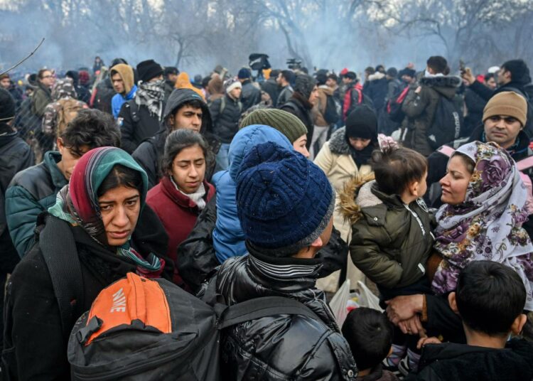 Tuhansia turvapaikanhakijoita on jäänyt jumiin Turkin ja Kreikan väliselle rajalle.