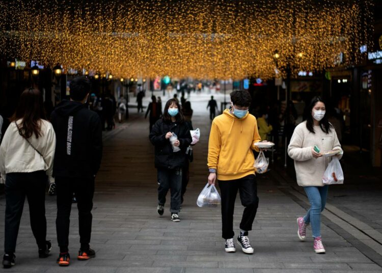 Kiina näyttää selättäneen koronaepidemiansa, ja tämä saattaa tasoittaa sen tietä supervallaksi. Kuvassa ihmisiä Wuhanin kaduilla 3. huhtikuuta.