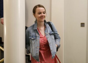 Keskustan puheenjohtaja Katri Kulmuni poistumassa eduskunnasta 5. kesäkuuta sen jälkeen, kun hän ilmoitti eroavansa valtiovarainministerin tehtävästä.