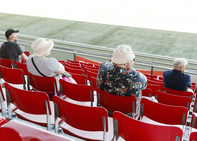 Yleisöä jalkapallon naisten pääsarjan Kansallisen liigan avauskierroksen ottelussa PK-35 Vantaa - JyPK 13.6.