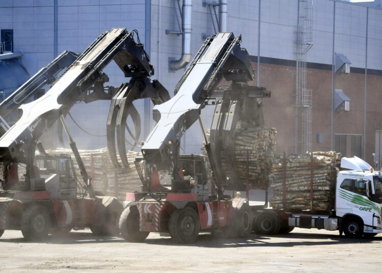 Metsäteollisuuden irtautuminen työehtosopimustoiminnasta puhuttaa. Kuvassa tukkien purkamista rekoista UPM Kymin sellu- ja paperitehtaalla Kouvolassa.