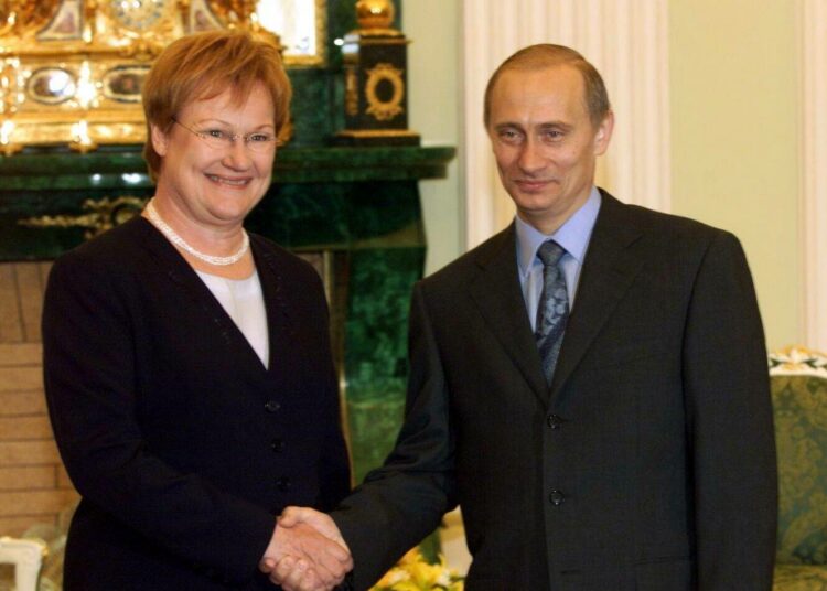 Presidentti Tarja Halosen mukaan Vladimir Putinia ei pidä katsoa alhaalta ylöspäin eikä ylhäältä alaspäin.
