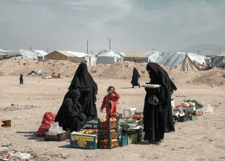 Naisia ja lapsia Al-Holin leirillä. Joukossa on myös niin nuorina siepattuja, etteivät he muista, keitä he todella ovat.