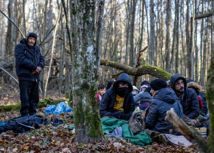 Uhreja Puolan ja Valko-Venäjän rajalla ovat Jussi Saramon mukaan rajalle jätetyt perheet lapsineen, joita kokoomus ja perussuomalaiset keskittyvät demonisoimaan diktaattori Lukašenkan toimiin keskittymisen sijaan.
