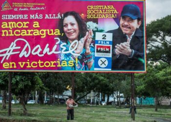 Nicaraguan presidentti Daniel Ortega ei ole epäröinyt antaa valtaa sukulaisilleen, kuten tässä vaalimainoksessa rinnallaan esiintyvälle vaimolleen, varapresidentti Rosario Murillolle ja presidentin neuvonantajana toimivalle pojalleen.