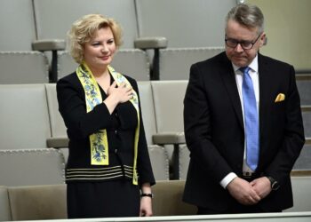 Ukrainan suurlähettiläs Olga Dibrova seurasi puhemies Matti Vanhasen kutsumana eduskunnan suullista kyselytuntia torstaina. Hänen vierellään oli kristillisdemokraattien kansanedustaja Peter Östman.