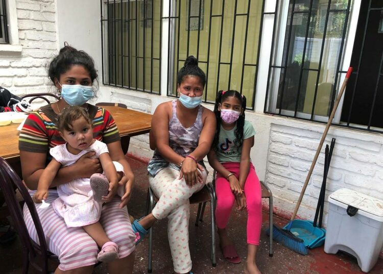 Egli Managua (oik) ja Katerine Gutiérrez ovat serkuksia Venezuelasta, Egli Caracasista ja Katerine Puerto La Cruzista. Serkuilla on sylissään lapsensa, 10-vuotias Norelis ja vuoden vanha Kalanis. Matka Venezuelasta Chileen Colchanen rajakaupunkiin kesti kuukauden ja neljä päivää.