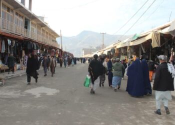 Afganistanin naisilta on viety perusoikeudet. Kaduilla liikkuminen onnistuu vain, jos on pukeutunut täysin peittävään hijabiin tai burkaan.