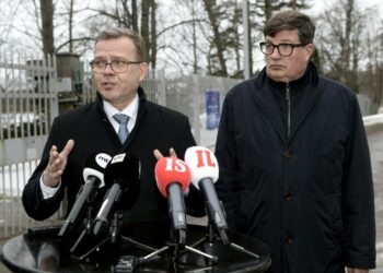 Pääministeri Petteri Orpo (kok) ja työministeri Arto Satonen (kok) Kesärannassa maaliskuussa 2024.