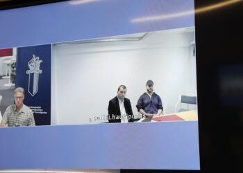 Oulussa kauppakeskus Valkeassa tapahtuneesta 12-vuotiaan lapsen puukotuksesta epäillyn Juhani Sebastian Lämsän (oikealla) vangitsemisoikeudenkäynti käytiin etäyhteyksin Oulun käräjäoikeudessa maanantaina.
