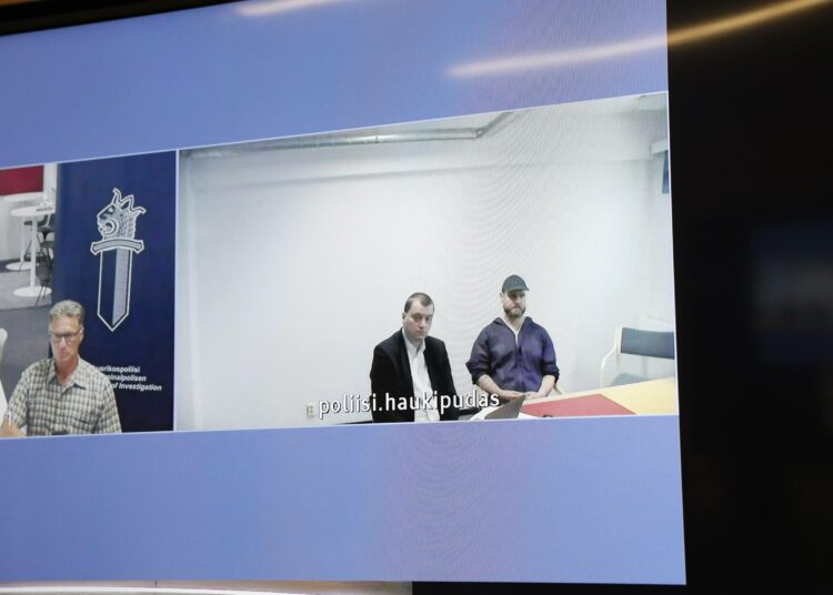 Oulussa kauppakeskus Valkeassa tapahtuneesta 12-vuotiaan lapsen puukotuksesta epäillyn Juhani Sebastian Lämsän (oikealla) vangitsemisoikeudenkäynti käytiin etäyhteyksin Oulun käräjäoikeudessa maanantaina.
