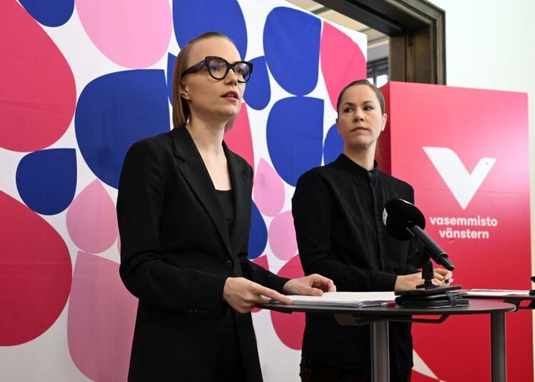 Minja Koskela ja Hanna Sarkkinen esittelivät vasemmistoliiton vaihtoehtobudjetin.